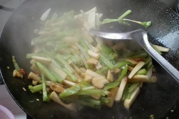 芹菜炒杏鲍菇的做法图解7