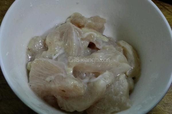 木耳炒鸡丁的做法图解2
