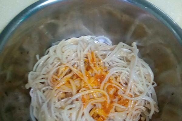 麻辣金针菇的做法图解3