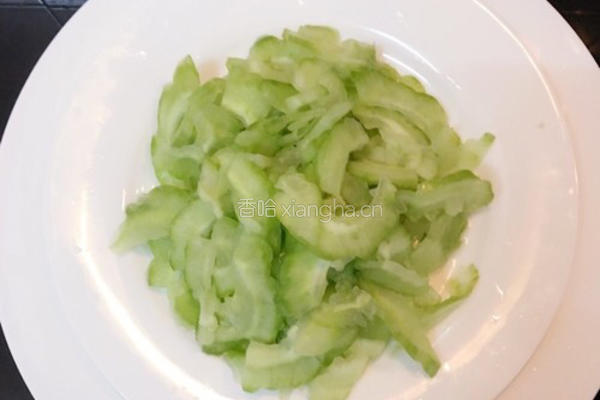 豆豉鲮鱼炒凉瓜的做法图解3