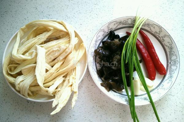 木耳腐竹的做法图解1