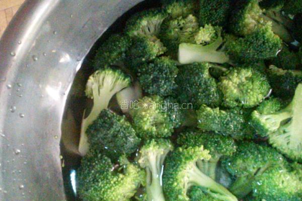 西兰花炒肉的做法图解1