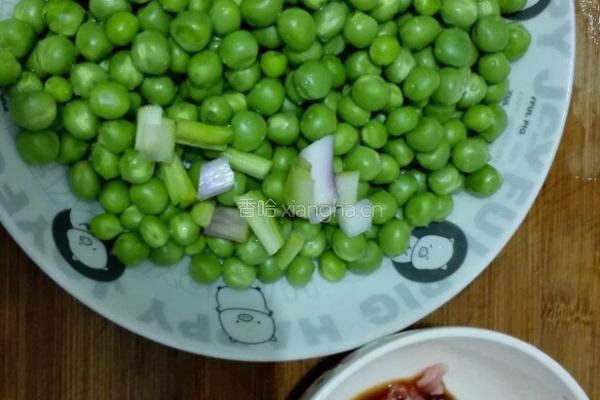 豌豆炒肉的做法图解1