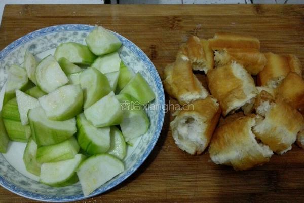 油条炒丝瓜的做法图解1