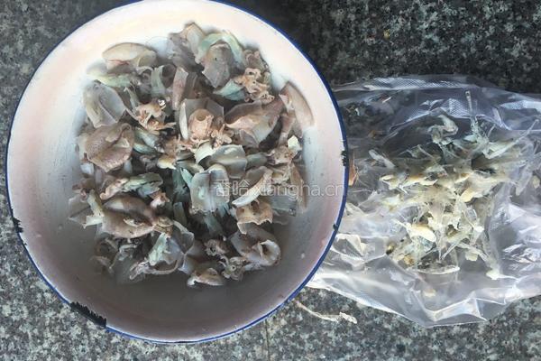 芹菜炒墨鱼的做法图解3