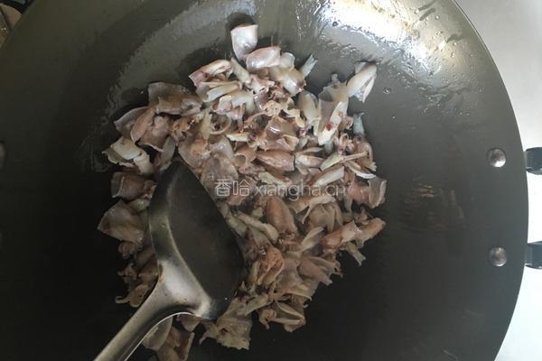 芹菜炒墨鱼的做法图解4