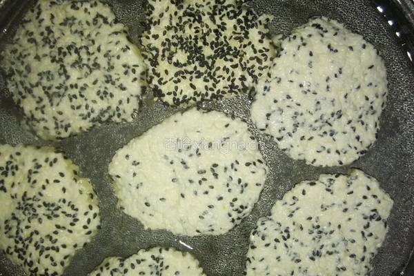电饼铛苹果糯米黑芝麻饼的做法图解4