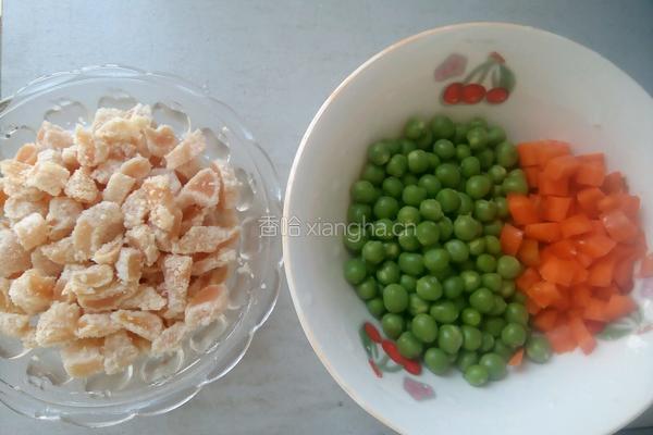豌豆鸡丁的做法图解1