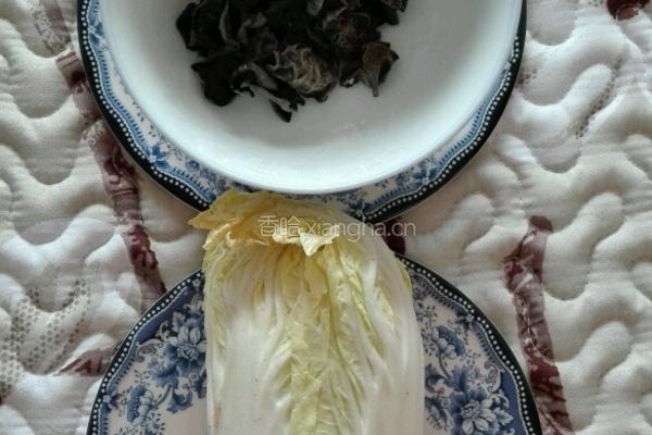 娃娃菜炒木耳的做法图解1