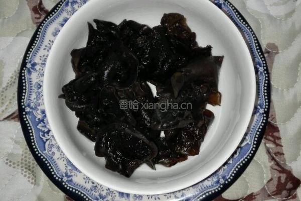 娃娃菜炒木耳的做法图解4