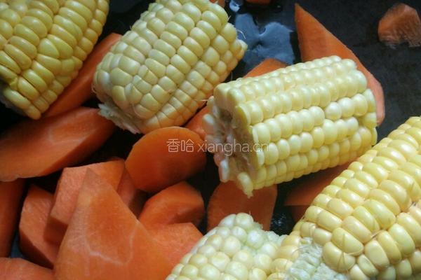 花生玉米鸡脚汤的做法图解2