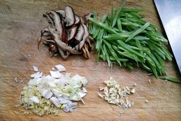 香菇豆角丝的做法图解2