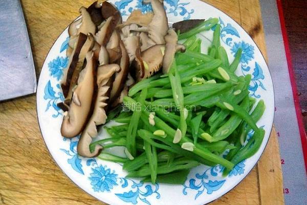 香菇豆角丝的做法图解4