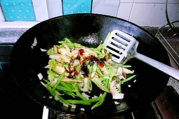 香菇豆角丝的做法图解7