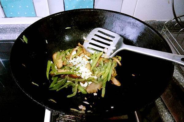香菇豆角丝的做法图解8