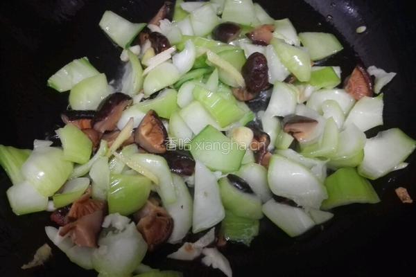 香菇炒油菜的做法图解4
