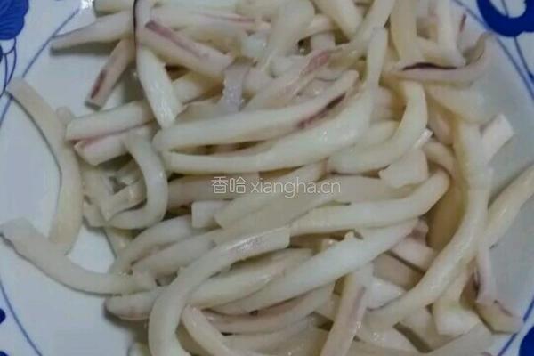 辣椒炒鱿鱼丝的做法图解1