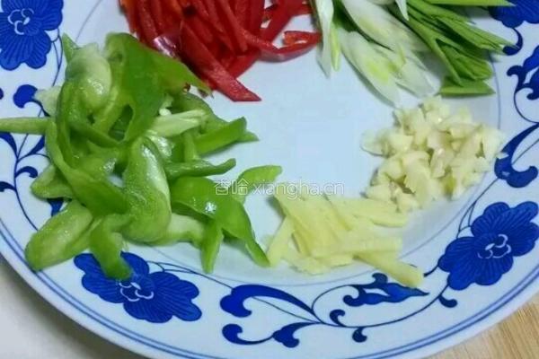 辣椒炒鱿鱼丝的做法图解2