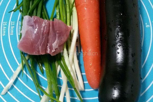 肉末蒸茄子的做法图解1