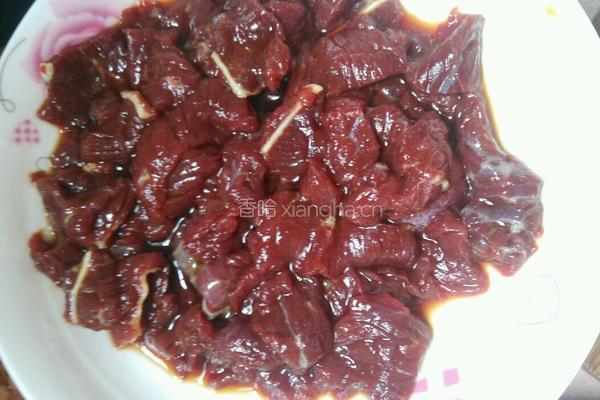 葱爆牛肉的做法图解1