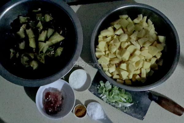 土豆炖茄子的做法图解1