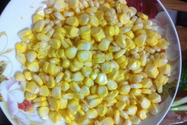 玉米炒香菇黄瓜的做法图解1