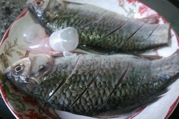荷包蛋鲫鱼汤的做法图解2
