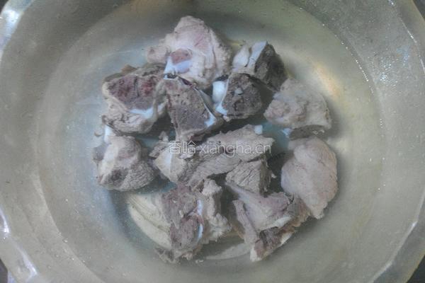 栗子莲藕猪骨汤的做法图解3