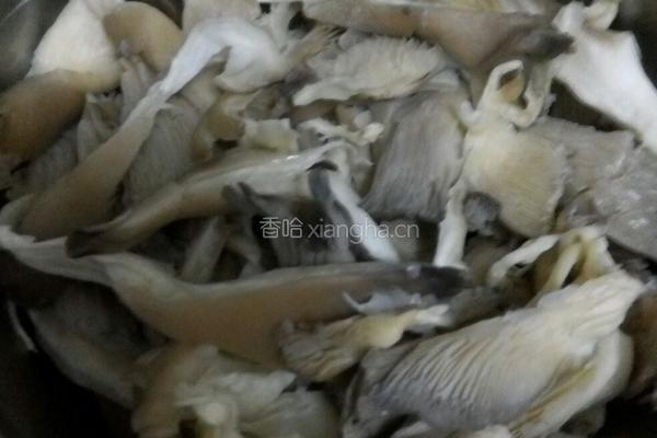 平菇炒木耳的做法图解1
