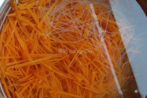 胡萝卜拌粉丝的做法图解3