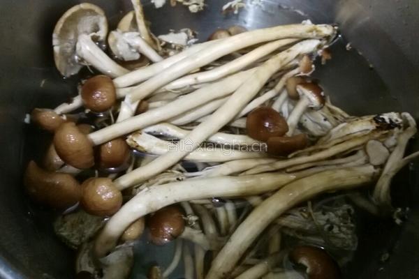 茶树菇炒猪颈肉的做法图解1