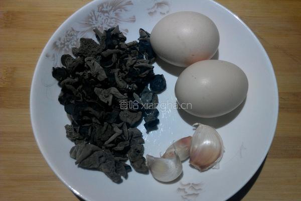 木耳炒鸡蛋的做法图解1