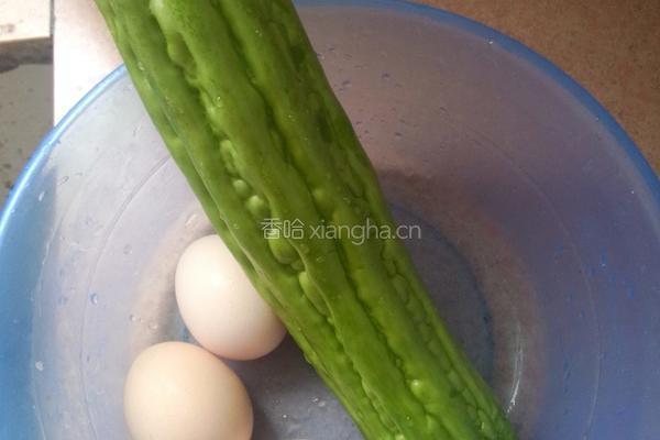 苦瓜炒鸡蛋的做法图解1