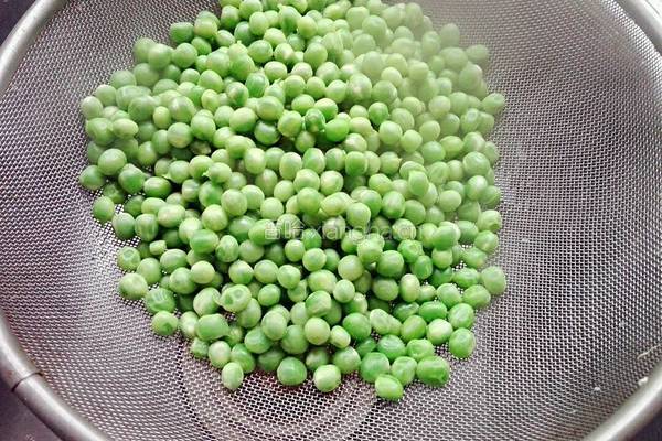 鸡蛋火腿炒豌豆的做法图解5