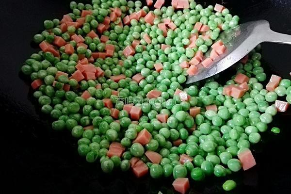 鸡蛋火腿炒豌豆的做法图解7