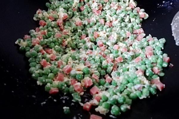 鸡蛋火腿炒豌豆的做法图解8