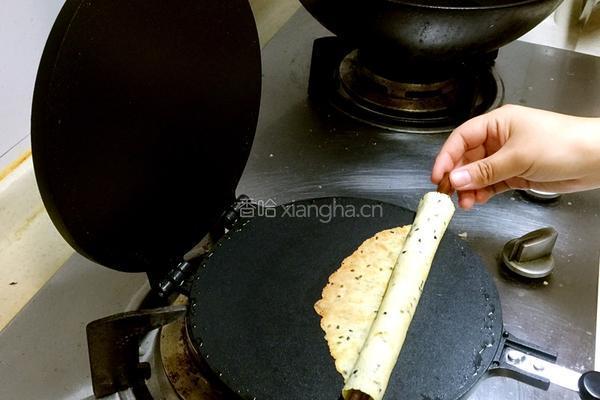 香酥芝麻蛋卷（没有添加剂，绝对小时候的味道）的做法图解3
