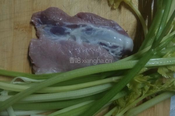 芹菜炒肉的做法图解1