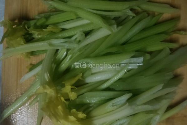 芹菜炒肉的做法图解2