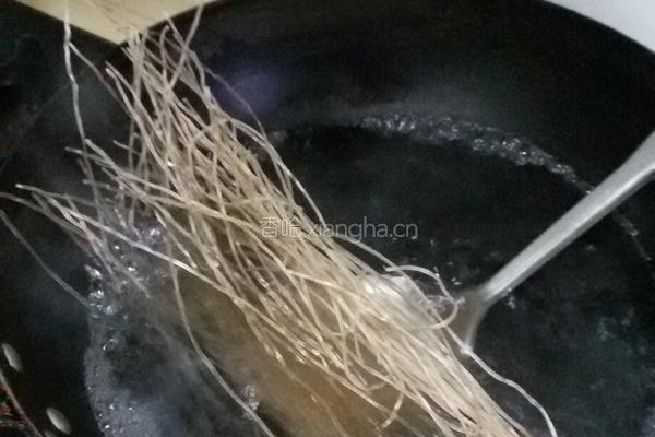 酸豆角鸡胗炒粉条的做法图解5