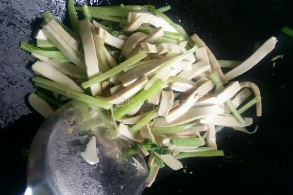 芹菜炒豆干的做法图解4