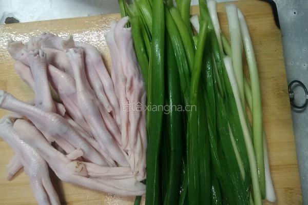 蒜苗焖鸭爪的做法图解1