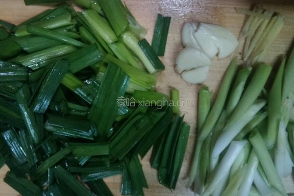 蒜苗焖鸭爪的做法图解5