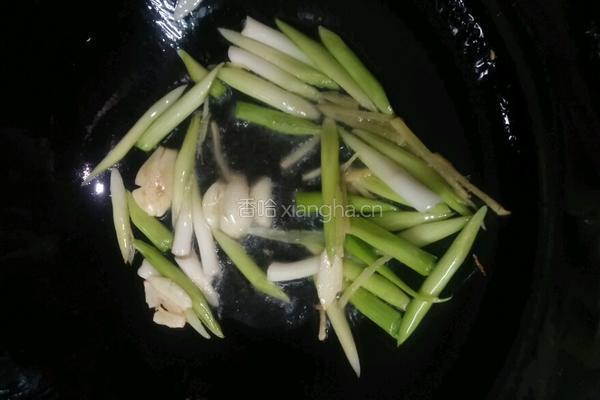 蒜苗焖鸭爪的做法图解6