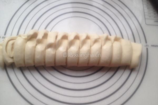 白白胖胖一发小花卷的做法图解7