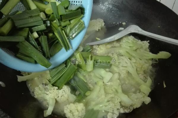 蒜苗炒菜花的做法图解6