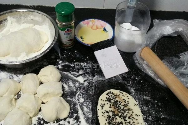 芝麻花卷的做法图解3