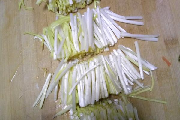鸡蛋、胡萝卜、蒜黄、辣椒、豆腐皮的做法图解1