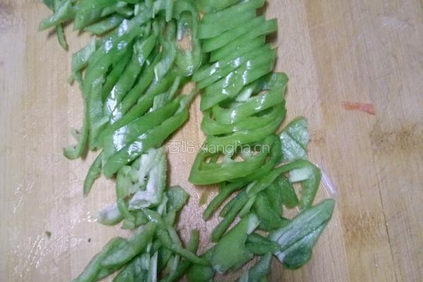 鸡蛋、胡萝卜、蒜黄、辣椒、豆腐皮的做法图解2