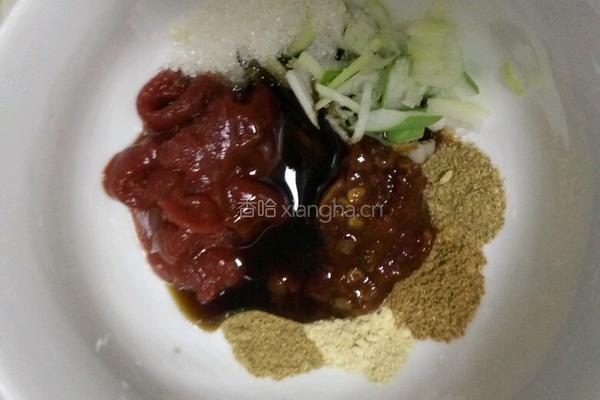 鸡蛋、胡萝卜、蒜黄、辣椒、豆腐皮的做法图解7
